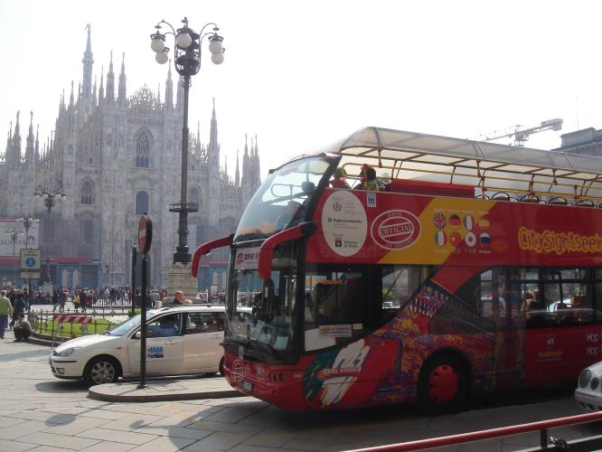 Bus Panoramic bus in Piazza Duomo