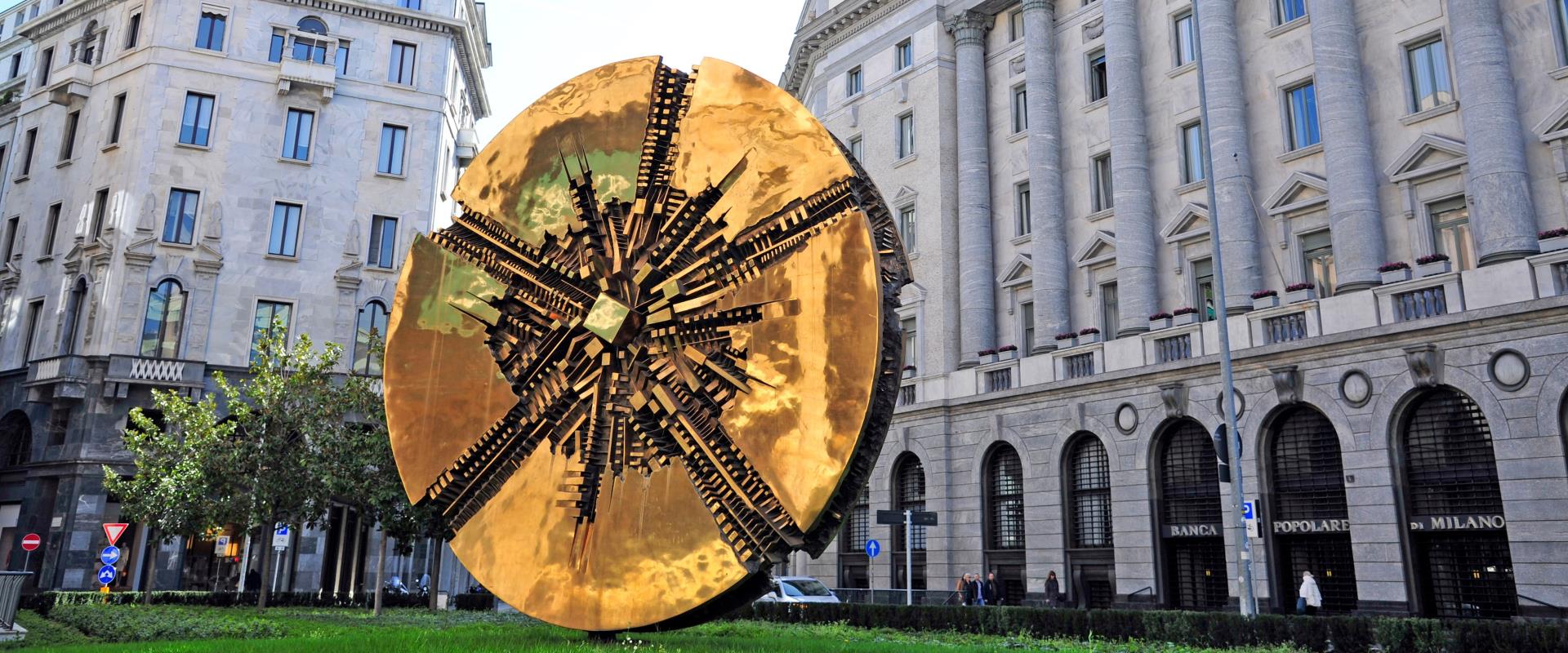 Passeggiando per le vie di Milano è facile imbattersi in una delle tante sculture che costellano la città. Oggi, però, desideriamo proporti un itinerario speciale, pensato per farti conoscere le opere d’arte all’aperto più particolari, partendo dalla tua casa milanese: il Best Western Hotel City!
