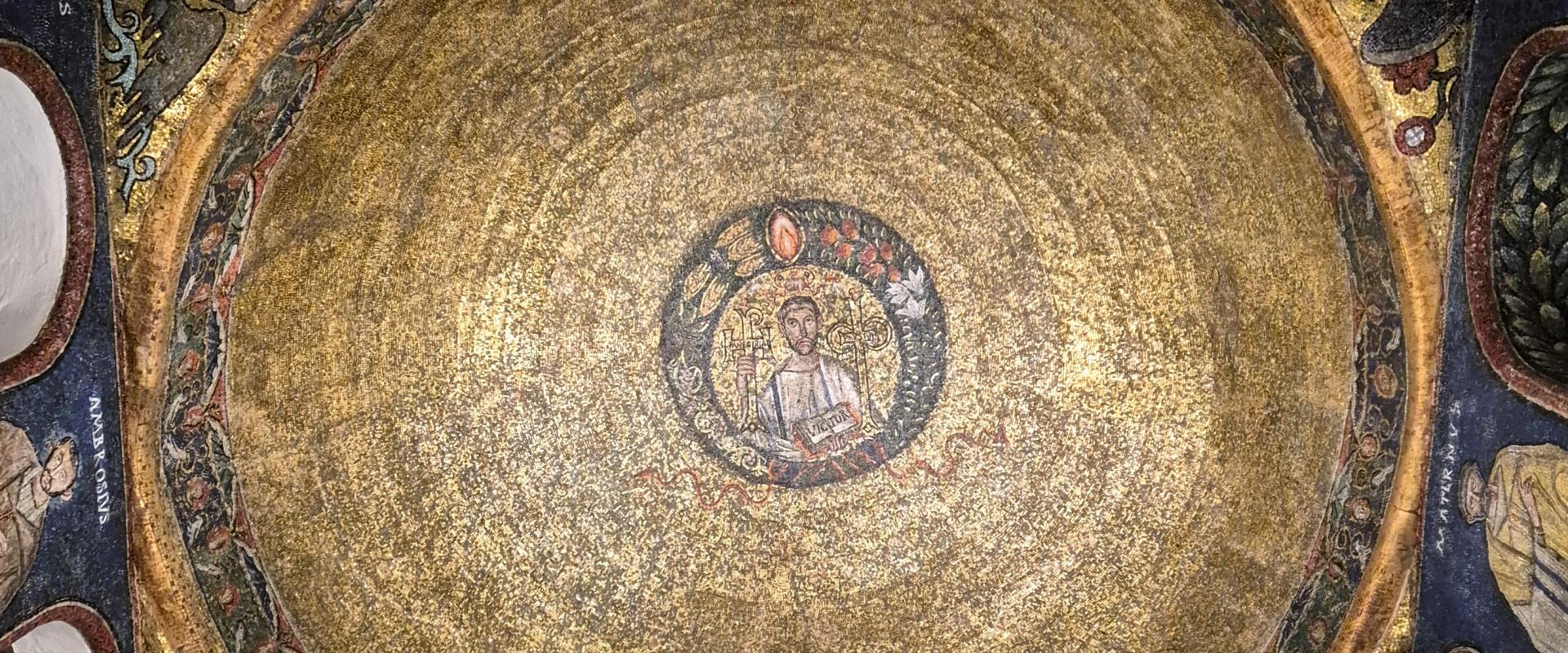 Best Western Hotel City ti porta alla scoperta di un tesoro nascosto di Milano! All’interno della Basilica di Sant’Ambrogio, in una cappella laterale, non perdetevi un piccolo capolavoro dell’arte paleocristiana milanese: il Sacello di San Vittore in Ciel d’Oro.