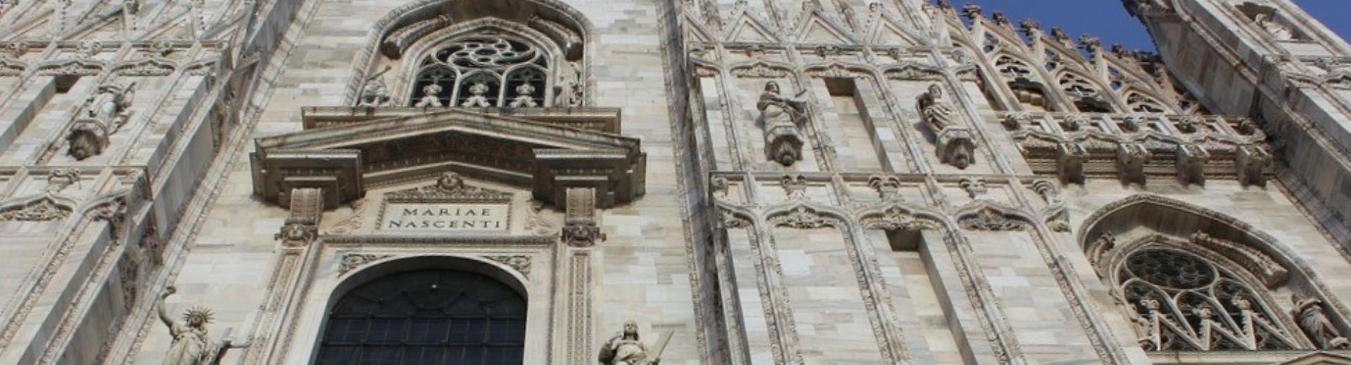 With its veins mottled with pink, white and grey, and its iridescent reflections, the marble of the Duomo of Milan is a kaleidoscope of colours that arouses in the visitor a sense of enchanted amazement.