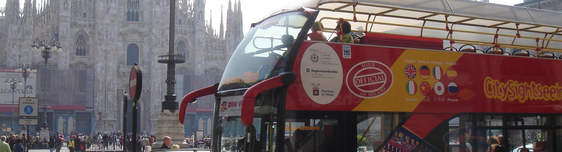Autobús panorámico en la Plaza de la Catedral