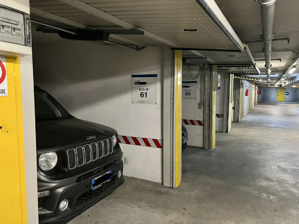 Nell'immagine, il parcheggio dell'Hotel City Milano, con un'auto parcheggiata nel primo posto auto.
