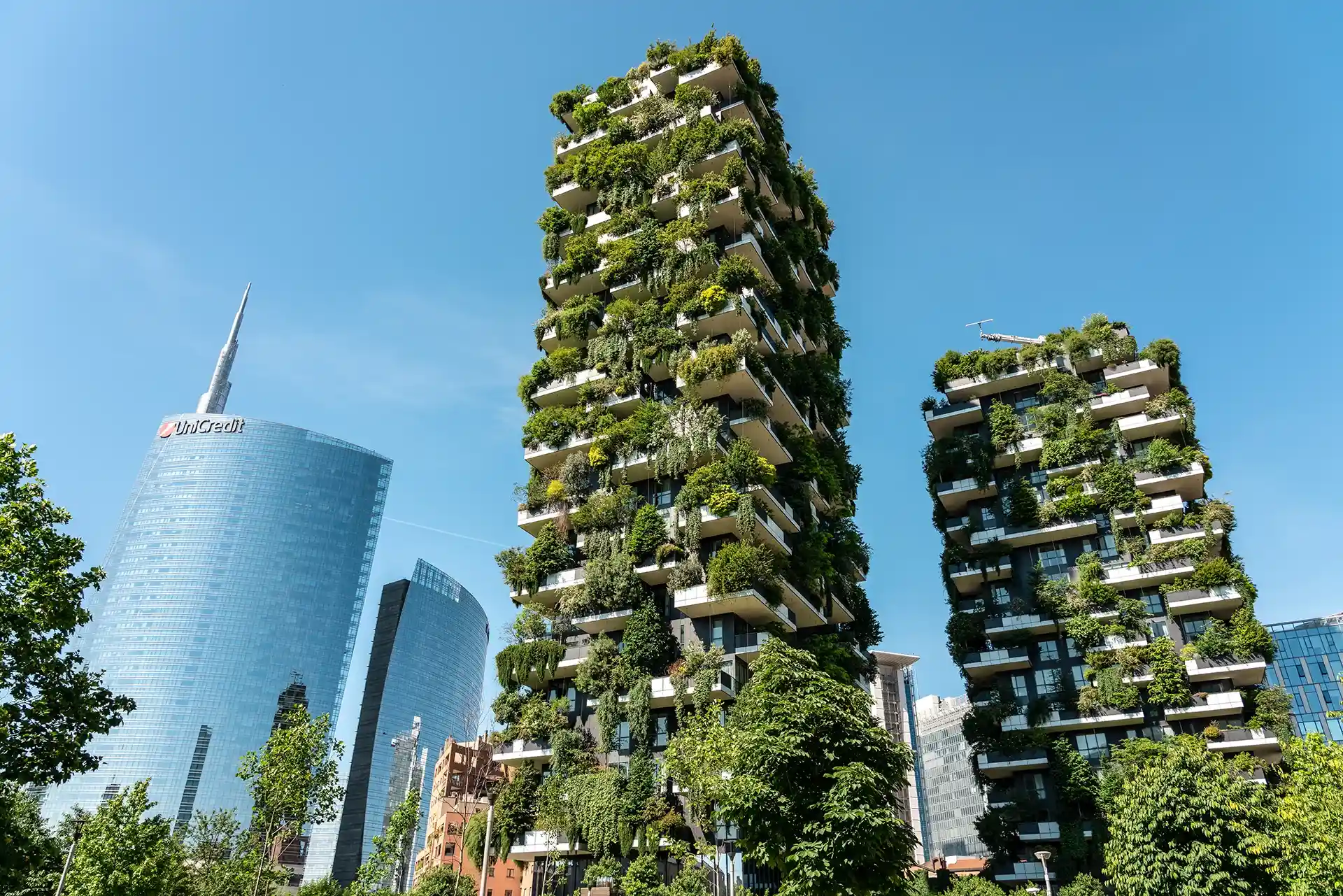 Nell'immagine, due palazzi ricchi di vegetazione, che fanno parte del celebre Bosco Verticale a Milano.