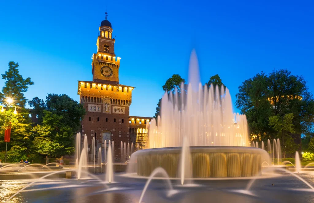 Nell'immagine, una vista del Castello Sforzesco a Milano con la fontana in primo piano.