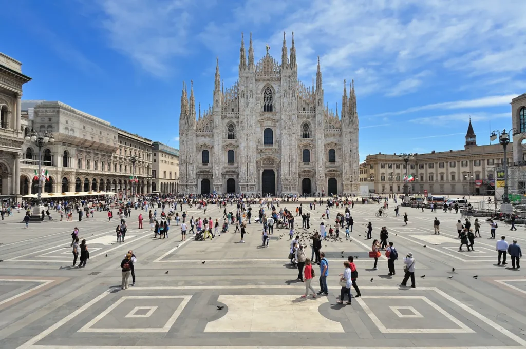 Nell'immagine, una vista panoramica di Piazza del Duomo a Milano.