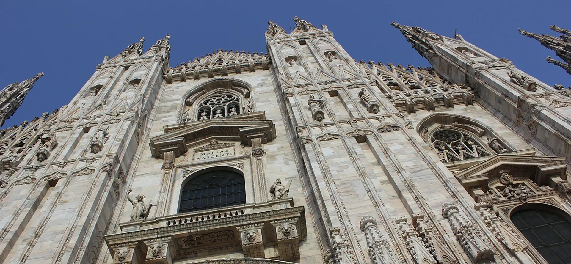 Un'immagine ravvicinata della facciata del Duomo di Milano, con i suoi marmi.