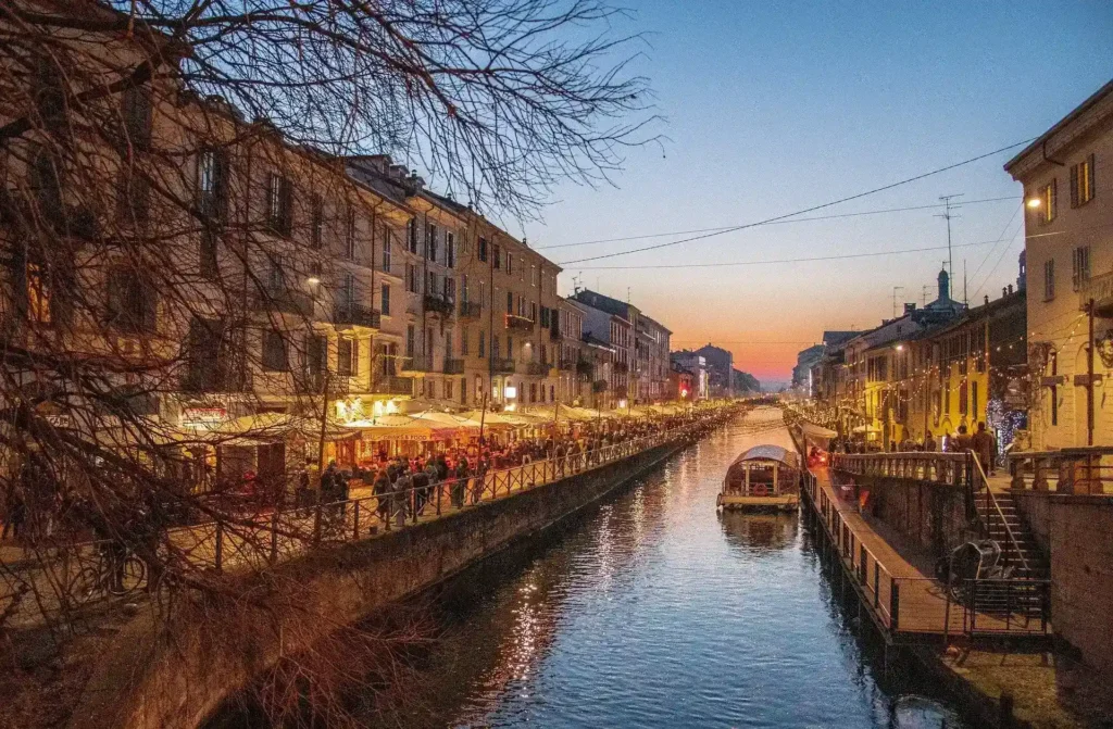 Nell'immagine, una vista serale dei Navigli di Milano.