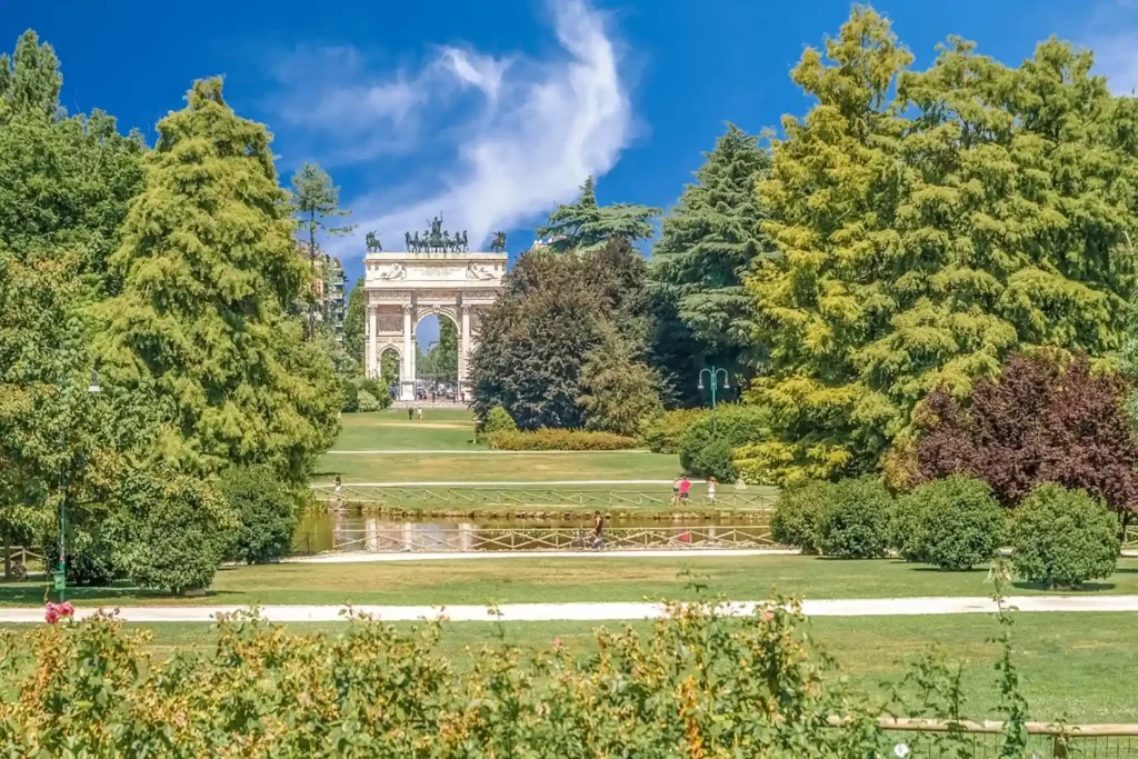 Nell'immagine, il Parco Sempione a Milano con l'Arco della Pace visibile in lontananza.