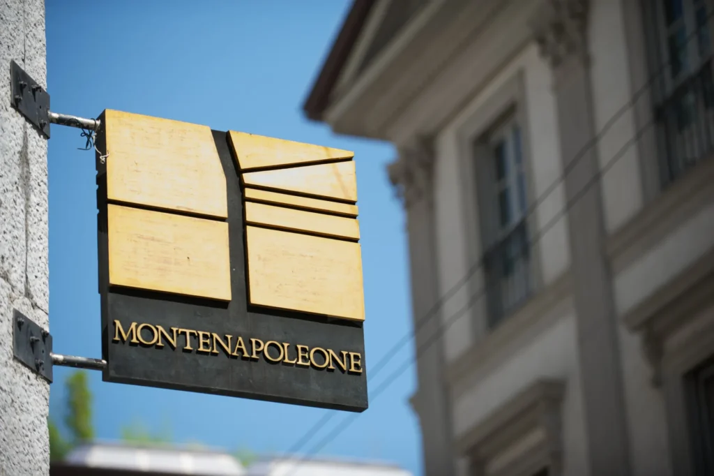 Nell'immagine, un primo piano sull'insegna di Via Montenapoleone a Milano.
