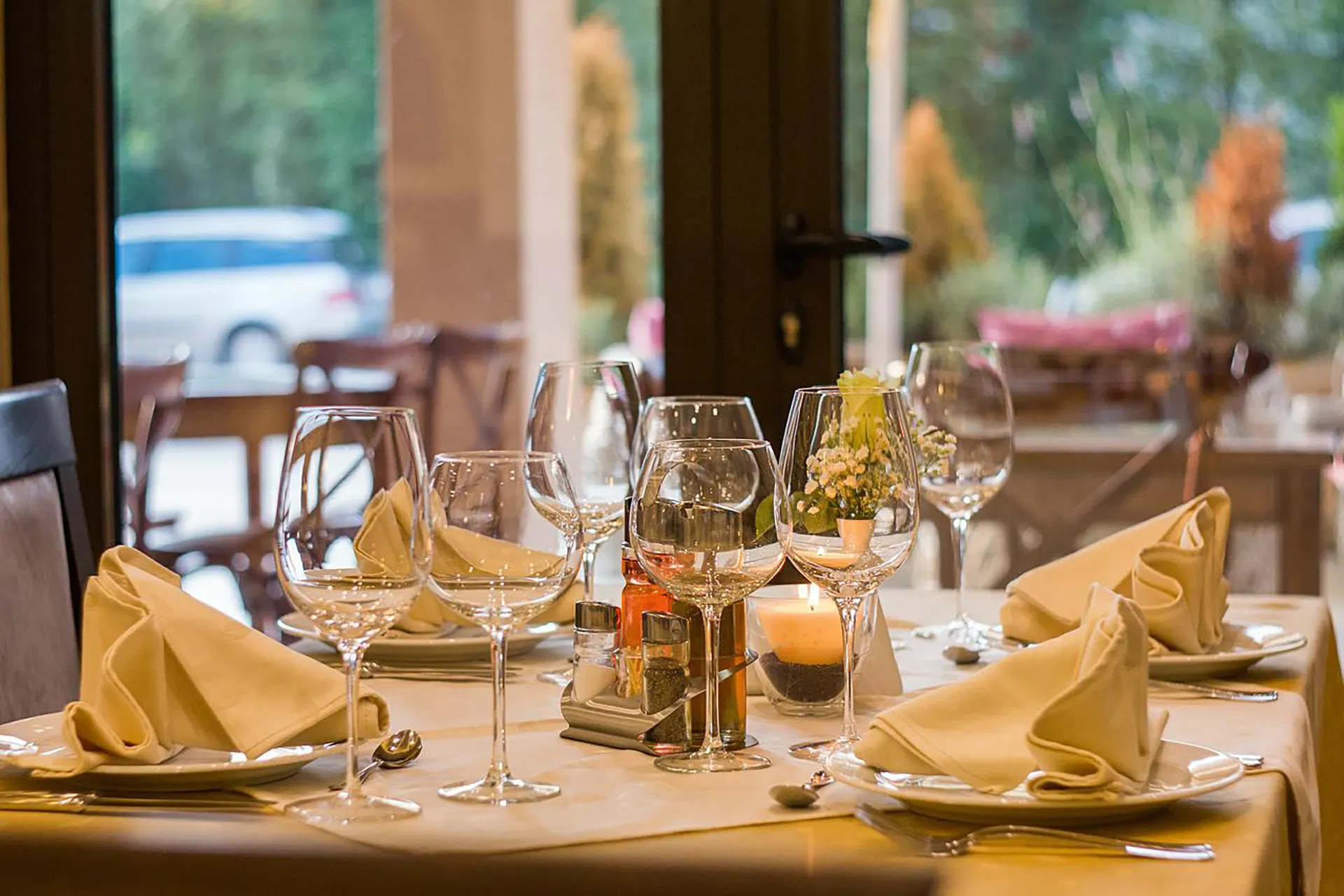 Nell'immagine, il primo piano sul tavolo apparecchiato di un ristorante.