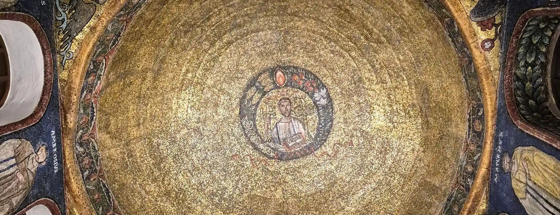 Nell'immagine, il Sacello di San Vittore in Ciel d'Oro: al centro compare il santo, con la barba e la veste bianca, mentre regge con una mano la croce e con l’altra un libro aperto.