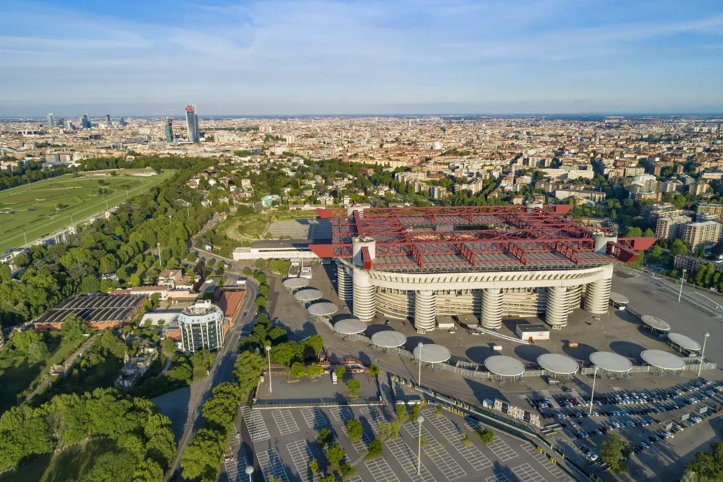 Nell'immagine, una vista dall'alto dello Stadio San Siro a Milano.
