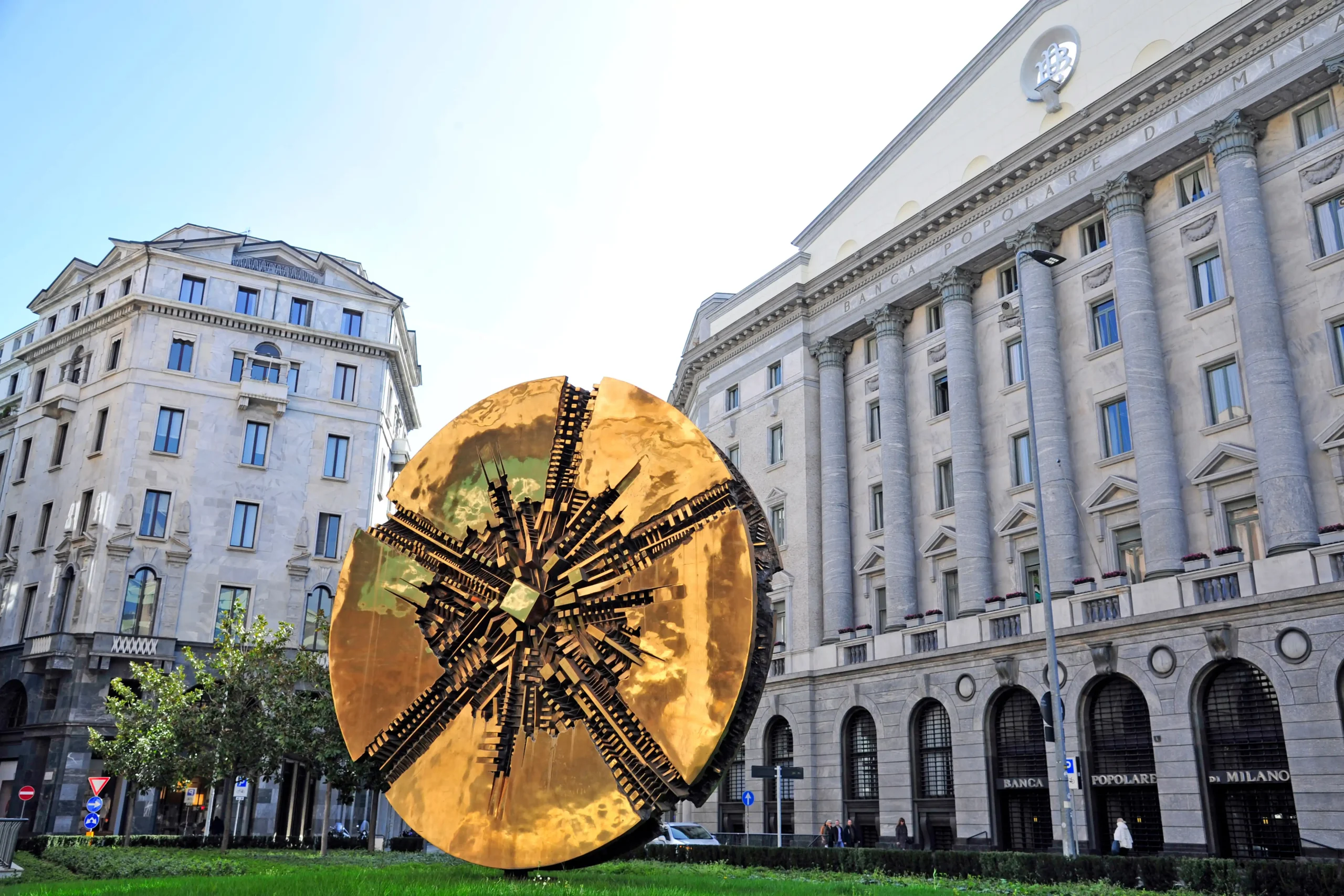 Nell'immagine, il Grande Disco di Arnaldo Pomodoro in Piazza Meda a Milano.