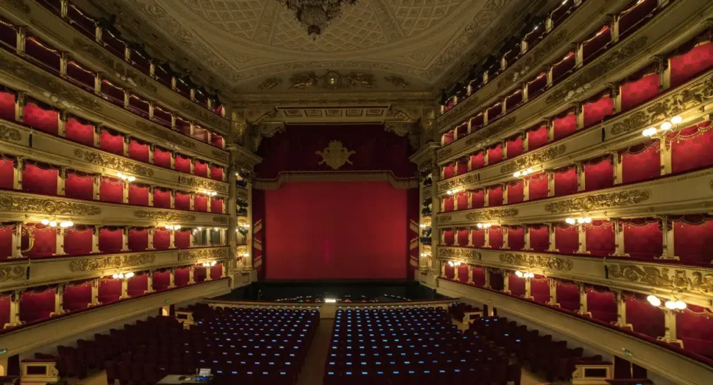 Nell'immagine, una panoramica del Teatro alla Scala di Milano.