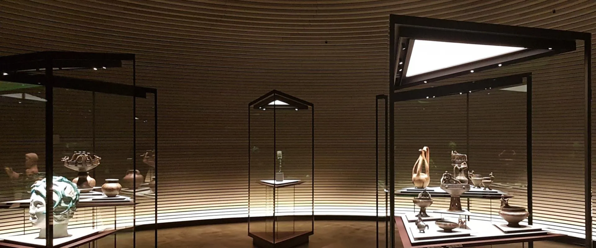 Nell'immagine, alcuni reperti etruschi in esposizione presso la Fondazione Rovati a Milano.