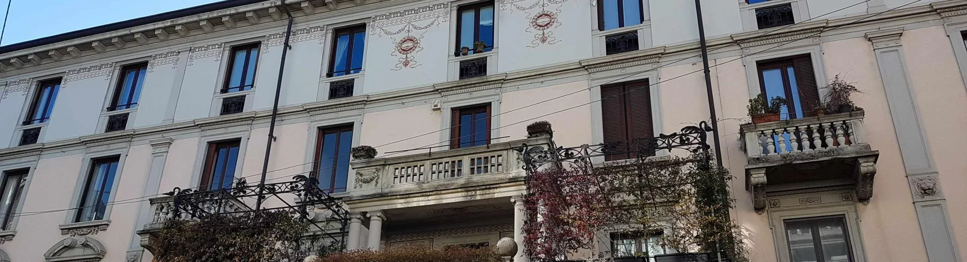 Nell'immagine, il primo piano sulla facciata di un palazzo in Porta Venezia a Milano.