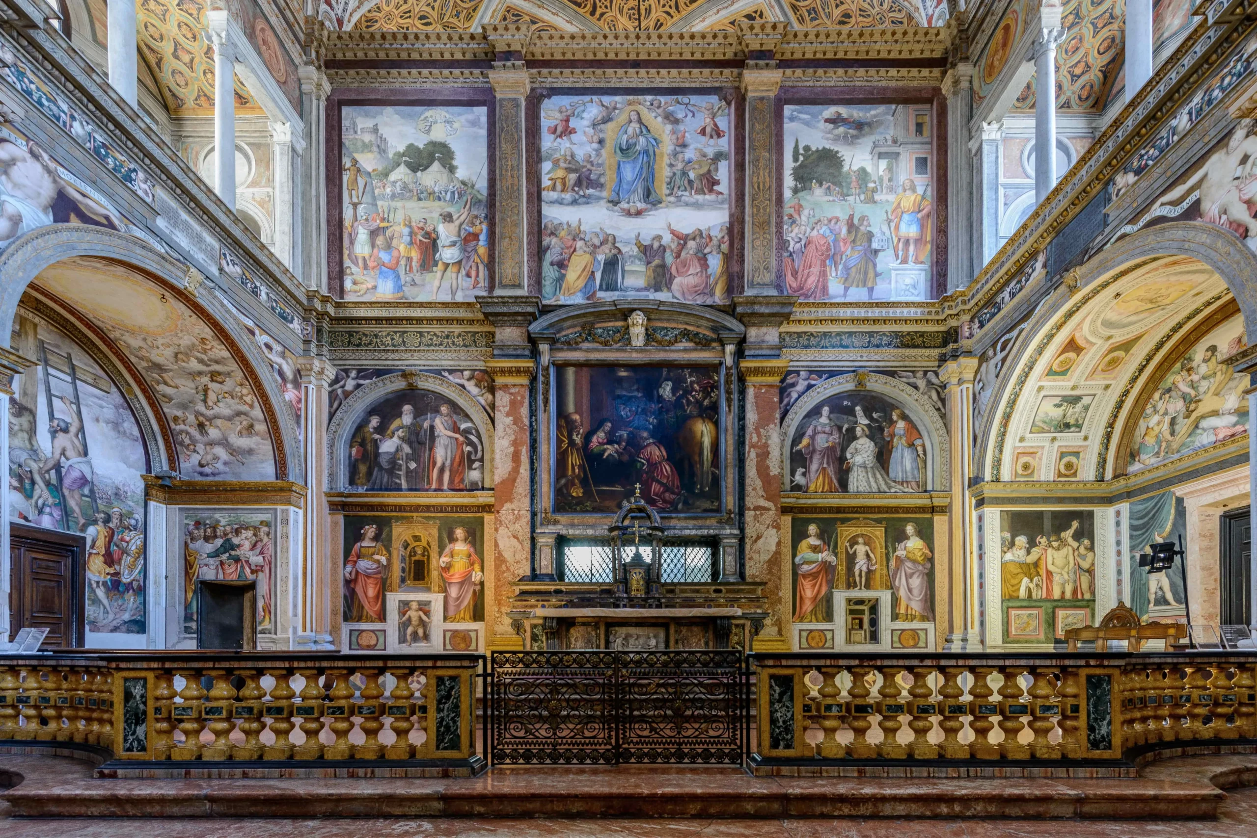 In the picture, the altar of the Church of San Maurizio in Milan.